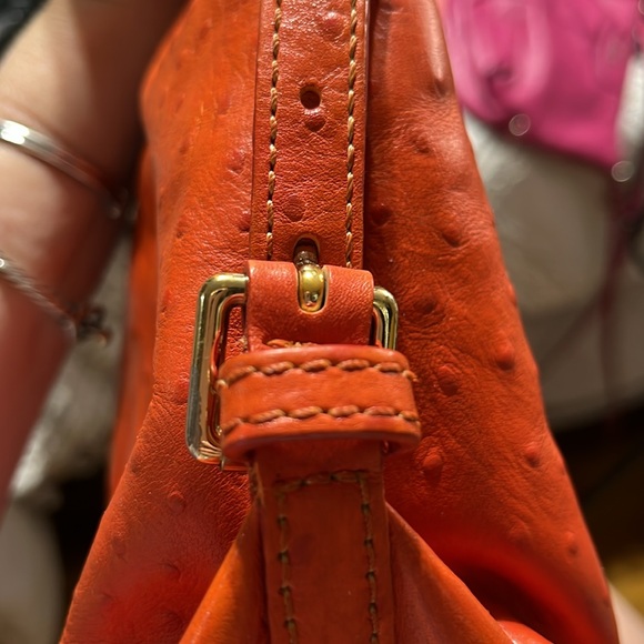 GUC shoulder bag ostrich leather has interior paint inside. - Picture 5 of 9